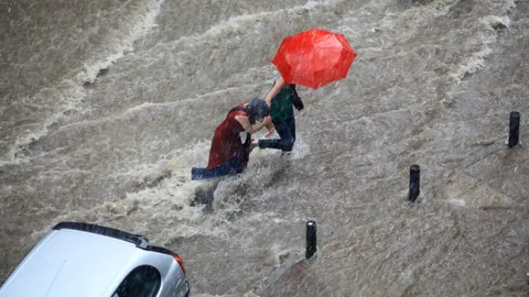 เตือน 33 จังหวัด เฝ้าระวังฝนตกหนัก อาจเกิด "น้ำท่วมขัง" เป็นอุปสรรคต่อการสัญจร
