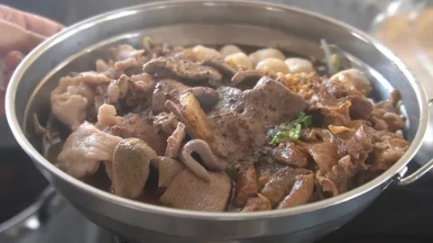 แค่ 20 บาทก็อิ่มฟินได้ ร้าน “กะ เตี๋ยว เรือ คาร์แคร์” อุทัยธานี ทีเด็ดเกาเหลาโครงไก่สูตรลับรุ่นแม่