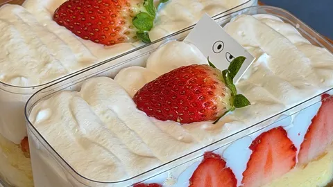 Strawberry Shortcake by LIE AWAKE