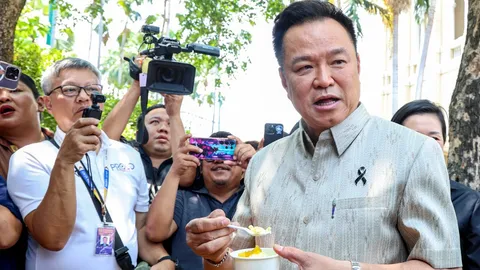 “อนุทิน” แวะรังนกกระจอกทักทายสื่อทำเนียบรัฐบาล แวะชงชาเขียว โชว์ผู้นำรักษ์โลกเดินทิ้งขยะเอง