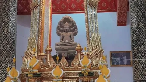 มาตามศรัทธา คอหวยแห่กราบไหว้ "หลวงพ่อศิลา" วัดทุ่งเสลี่ยม จุดธูปเลขเด็ด 2/4/69