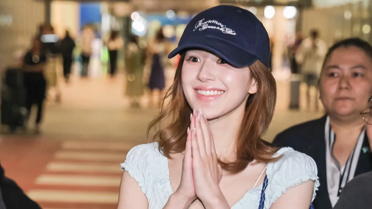 คนสวยมาแล้ว! จ้าวลู่ซือ เดินทางถึงไทย แฟนคลับรอต้อนรับแน่นสนามบิน