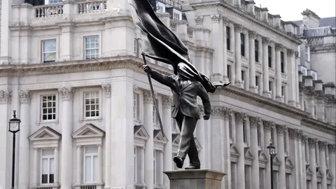 Banksy ยืนยันผลงานรูปปั้นปริศนากลางลอนดอน "ชายถูกธงบังตา"