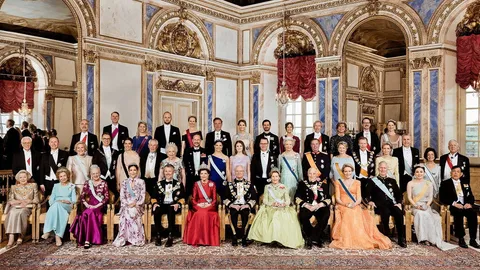 ฉลองพระองค์ พระราชินี ต่างชาติชื่นชม ฉายพระรูปหมู่ งานคิงสวีเดน