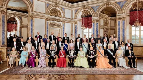 สมเด็จพระนางเจ้าฯ พระบรมราชินี ทรงงดงามสู่สายตาชาวโลก ฉลองพระองค์ชุดไทยพระราชนิยม-ชุดสากลผ้าไทย