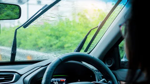 ฝนตกทีไรใจสลาย เคล็ดลับถนอมสีรถ ลดกลิ่นอับช่วงหน้าฝนที่คนรักรถต้องรู้