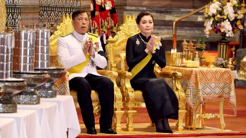 ในหลวง-พระราชินี เสด็จฯ ไปในการพระราชพิธีฉัตรมงคล 2569 ณ พระที่นั่งอมรินทรวินิจฉัย