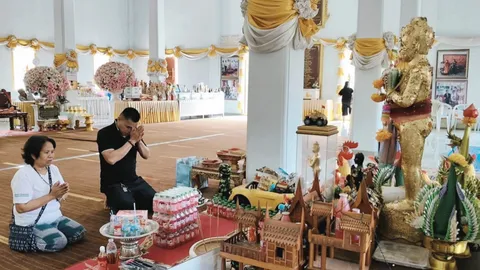 ศรัทธาให้โชค สองสาวรีบมาแก้บน “ไอ้ไข่วัดบึงบา-แม่ตะเคียน” พร้อมขอเลขเด็ดงวดนี้