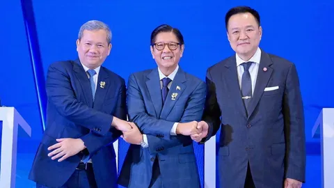 "อนุทิน-ฮุน มาเนต" จับมือฟื้นสัมพันธ์ไทย-กัมพูชา ผลถก 3 ฝ่ายประชุมอาเซียน