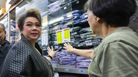 “ศุภมาส” ลุยบางลำพู ตรวจราคาชุดนักเรียนรับเปิดเทอม คุมเข้มร้านค้าจัดโปรเกินจริง-สินค้าไม่ได้คุณภาพ