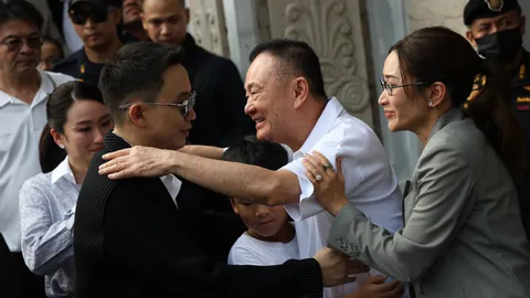 “ทักษิณ” ไม่ได้ให้สัมภาษณ์ ขึ้นรถ Maybach ลดกระจกยิ้มทักทายคนเสื้อแดง