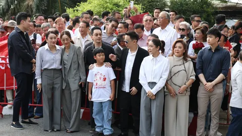 ประมวลภาพครอบครัว คนการเมือง คนเพื่อไทย แห่รับ “ทักษิณ” ออกจากเรือนจำ