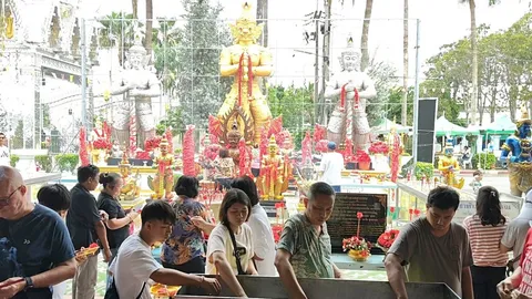 อธิษฐานแล้วสมหวังดังใจ คนแห่แก้บน “ท้าวเวสสุวรรณ” วัดดอนใหญ่ ส่องเลขเด็ดกลับไปลุ้นโชค