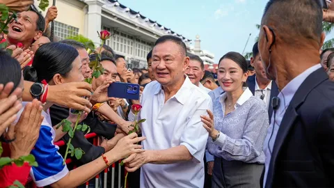 แห่รับกลับบ้านอบอุ่น เข้ม "ทักษิณ" ด้วย 11 เงื่อนไข ปล่อยมุกจำศีล 8 เดือน