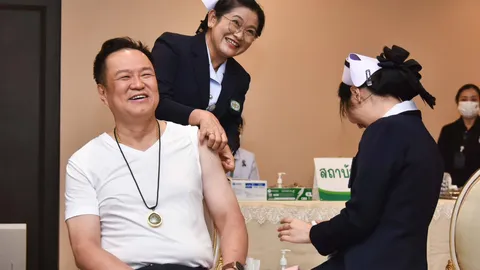 “อนุทิน” ฉีดวัคซีนป้องกันไข้หวัดใหญ่  ขับเคลื่อนนโยบายสาธารณสุข