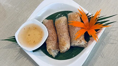 ปอเปี๊ยะรังนกไส้กุ้ง by มิลิน