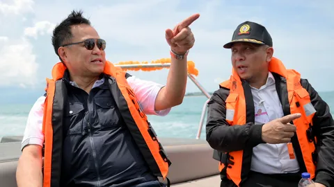 นายกฯ นั่งเรือสปีดโบตถึงเกาะพะงัน ประชาชนถือป้ายต้อนรับ ดีใจได้เจอ - นายกฯ มาปัญหาจบ