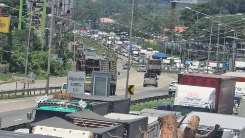 รถติดหนึบ มวกเหล็ก-แก่งคอย ท้ายแถวยาว 10 กม. หลังปิดถนนซ่อมแซมป้ายบอกไฟทาง