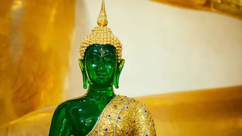 วันวิสาขบูชา 2569 ร่วมบุญใหญ่ถวาย "โคมตรา-เทียน" บูชาพระแก้วมรกต