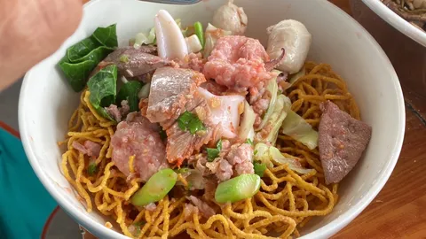 ก๋วยเตี๋ยวเจ้ภี รสอูมามิ หอมเครื่องเทศ แห่งบ้านหนองสถิต