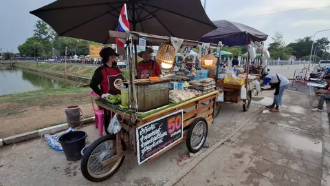 ชวนชิลสตรีทฟู้ดสุโขทัย เช็กอิน “ตลาดรถไสริมสระ” ดูพระอาทิตย์ตก ฟินผัดไทยสูตรเด็ด