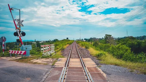 เผยข้อกฎหมายและระยะปลอดภัยจุดตัดทางรถไฟที่ผู้ขับขี่ต้องรู้