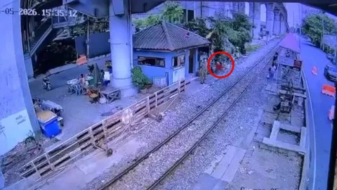 เปิดภาพนาที พนักงานไม้กั้นรถไฟ ยกธงแดงเตือน ก่อนเกิดเหตุโศกนาฏกรรมรถไฟชนรถเมล์