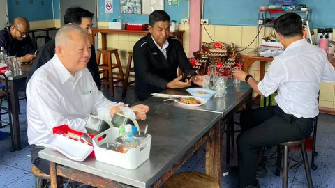 “ชัชชาติ” ร่วมวงอาหารกลางวันพร้อมคณะผู้บริหาร กทม. เลือก ข้าวต้มเป็ด สัญลักษณ์ทำงานวันแรก