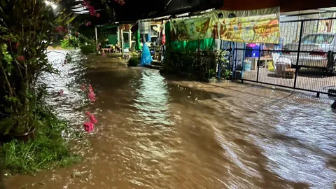 ฝนถล่มเพชรบูรณ์ น้ำป่าเขาสันตาเพียไหลทะลักเข้าท่วมหมู่บ้านเป็นครั้งที่สอง