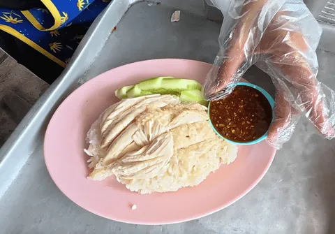พิกัดข้าวมันไก่จานเด็ด แปดริ้ว ราคา 40 บาท รสชาติเกินคุ้ม พร้อมน้ำจิ้มโบราณสูตรเด็ดจนต้องติดใจ