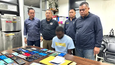 ตำรวจรัตนาธิเบศร์ตาไว รวบหนุ่มไนจีเรีย โยงแก๊งโรแมนซ์สแกม ของกลางมือถือ 42 เครื่อง