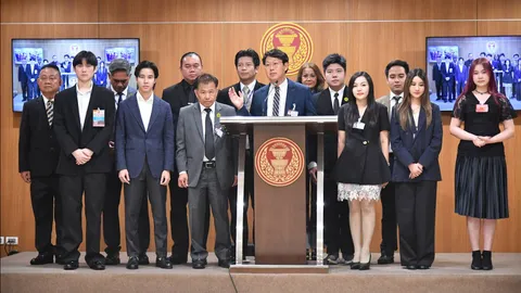 “คริส” นำทีมสมาชิกพรรคเศรษฐกิจ ประกาศจุดยืน “พรรครัฐบาลฝ่ายตรวจสอบ”