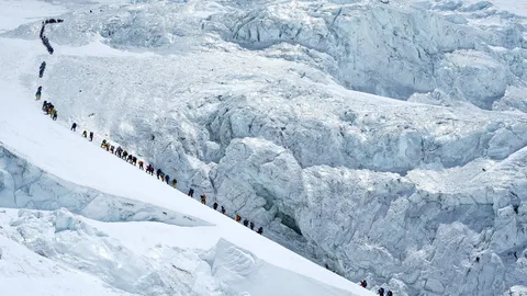 คนแห่พิชิตเอเวอเรสต์! ทุบสถิติขึ้นถึงยอดในวันเดียว 274 คน