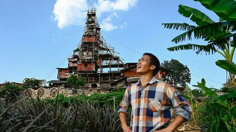 จีนรื้อ "บ้านไม้ 10 ชั้น" สไตล์อนิเมะจิบลิ ชี้อันตราย-สร้างไร้ใบอนุญาต