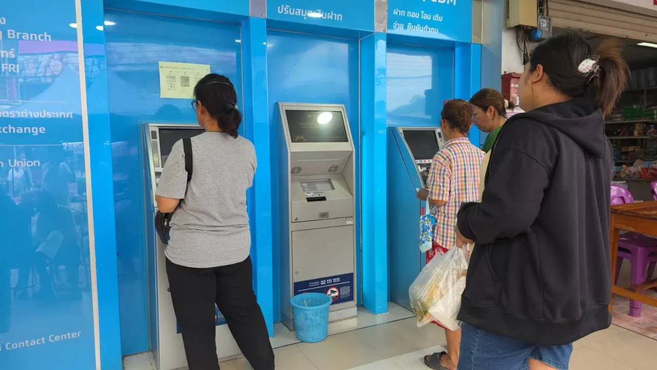 ชาวบ้านแห่ต่อคิวแน่นธนาคาร หวังเตรียมพร้อมลงทะเบียน "ไทยช่วยไทยพลัส"