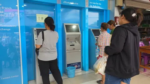 ชาวบ้านแห่ต่อคิวแน่นธนาคาร หวังเตรียมพร้อมลงทะเบียน "ไทยช่วยไทยพลัส"