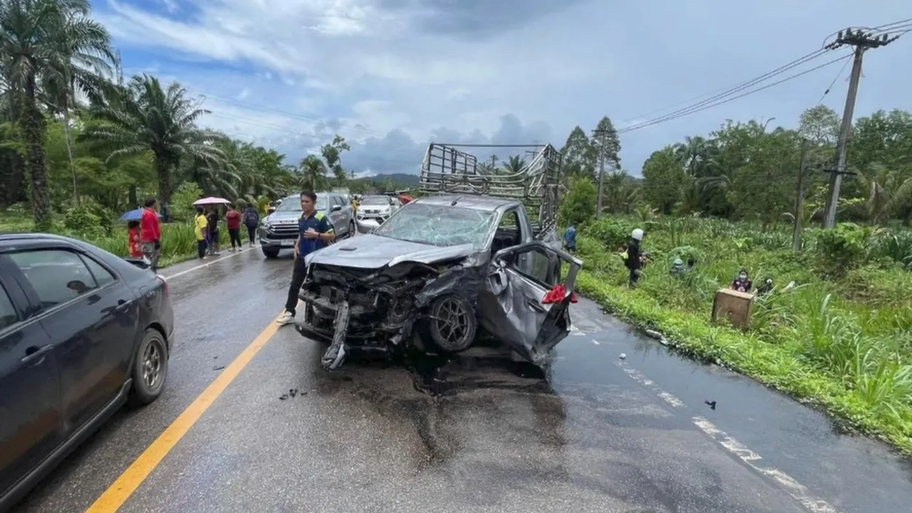 ดับสลด 6 ศพ กระบะซิ่งฝ่าสายฝน เสียหลักชนประสานงา บนถนนสายเขาปีป จ.ชุมพร