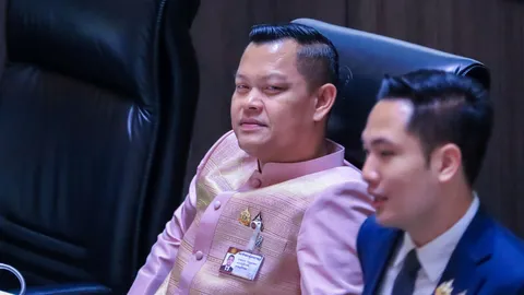 “ธนกร” จี้ “ปิยบุตร” เลิกปลุกปั่นเรื่อง “องคมนตรี” อัด หวังผลทางการเมือง