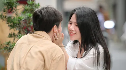 “หมาเด็กมานี่มา” ทำไมเทรนด์รักต่างวัยถึงครองใจสาว ๆ ยุคใหม่?
