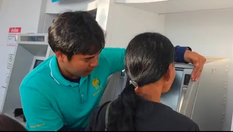 ชาวบ้านยังต่อคิวหน้าธนาคาร สแกนใบหน้า ยืนยันตัวตน ลงทะเบียนไทยช่วยไทยพลัส