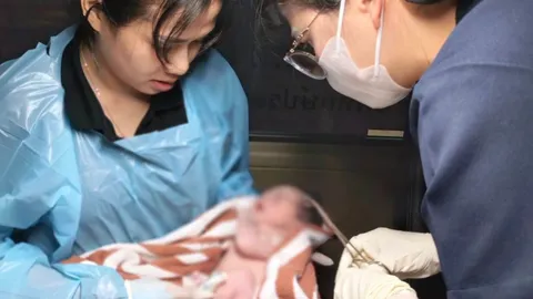 แม่วัย 24 สุดอั้น คลอดลูกชายกลางรถกู้ภัย คอหวยส่องแนวทาง “เลขเด็ด” งวดนี้