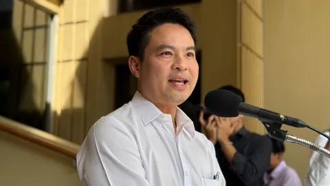 “ภราดร” ปัดไม่มีระบอบสีน้ำเงิน สวน “เท้ง” มีแต่พรรคสีน้ำเงินที่เติบโตจากพรรคสีส้ม