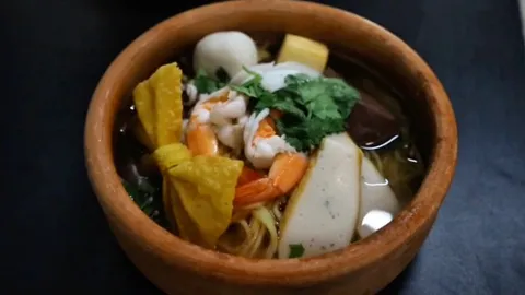 ชี้เป้าร้าน “กินเส้น ก๋วยเตี๋ยวเรือหม้อดิน” เจ้าแรกและเจ้าเดียวในตราด อร่อยเด็ดจนลูกค้าแน่นร้าน