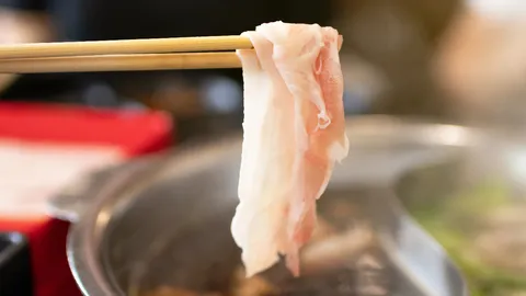 ใช้ตะเกียบผิดวิธีระวัง “หูดับ” สายชาบู-หมูกระทะต้องระวัง ไม่กินหมูดิบก็เสี่ยงช็อกหัวใจหยุดเต้นได้
