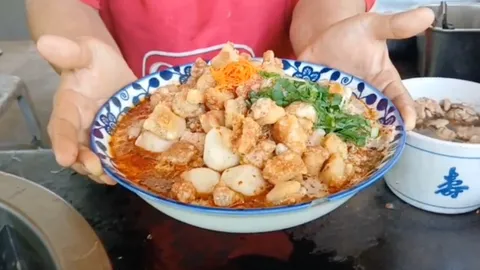 พาบุกร้าน "ก๋วยเตี๋ยวเตาฟืน" ตำนานความอร่อยที่กำลังไวรัลสนั่น TikTok ด้วยซิกเนเจอร์กากหมูล้นชาม
