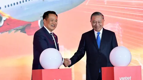 “อนุทิน” จับมือ ปธน. เวียดนาม ย้ำเศรษฐกิจทั้ง 2 ประเทศ ต้อง “เติบโตไปด้วยกัน”