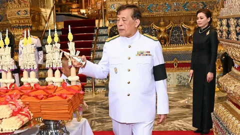 "ในหลวง-ราชินี" เสด็จวันวิสาขบูชา ตั้งเปรียญพระภิกษุ-สามเณร 299 รูป