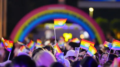 ประมวลภาพ Pride Month 2026 กรุงเทพฯ ฉลองสมรสเท่าเทียมสุดยิ่งใหญ่ สะบัดธงรุ้งกระหึ่มเมือง