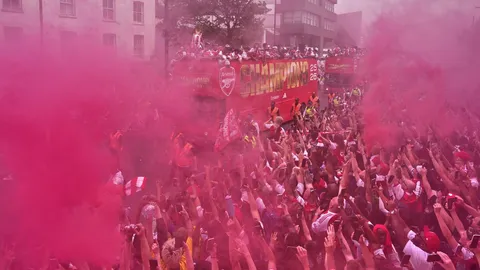 แฟนอาร์เซนอลนับแสนแห่ฉลองแชมป์พรีเมียร์ลีกรอบ 22 ปี