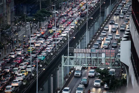 รถติด กทม. จากยุคสร้างทางด่วน สู่สมรภูมิไอที และความหวังในการเลือกตั้งผู้ว่าฯ 2569